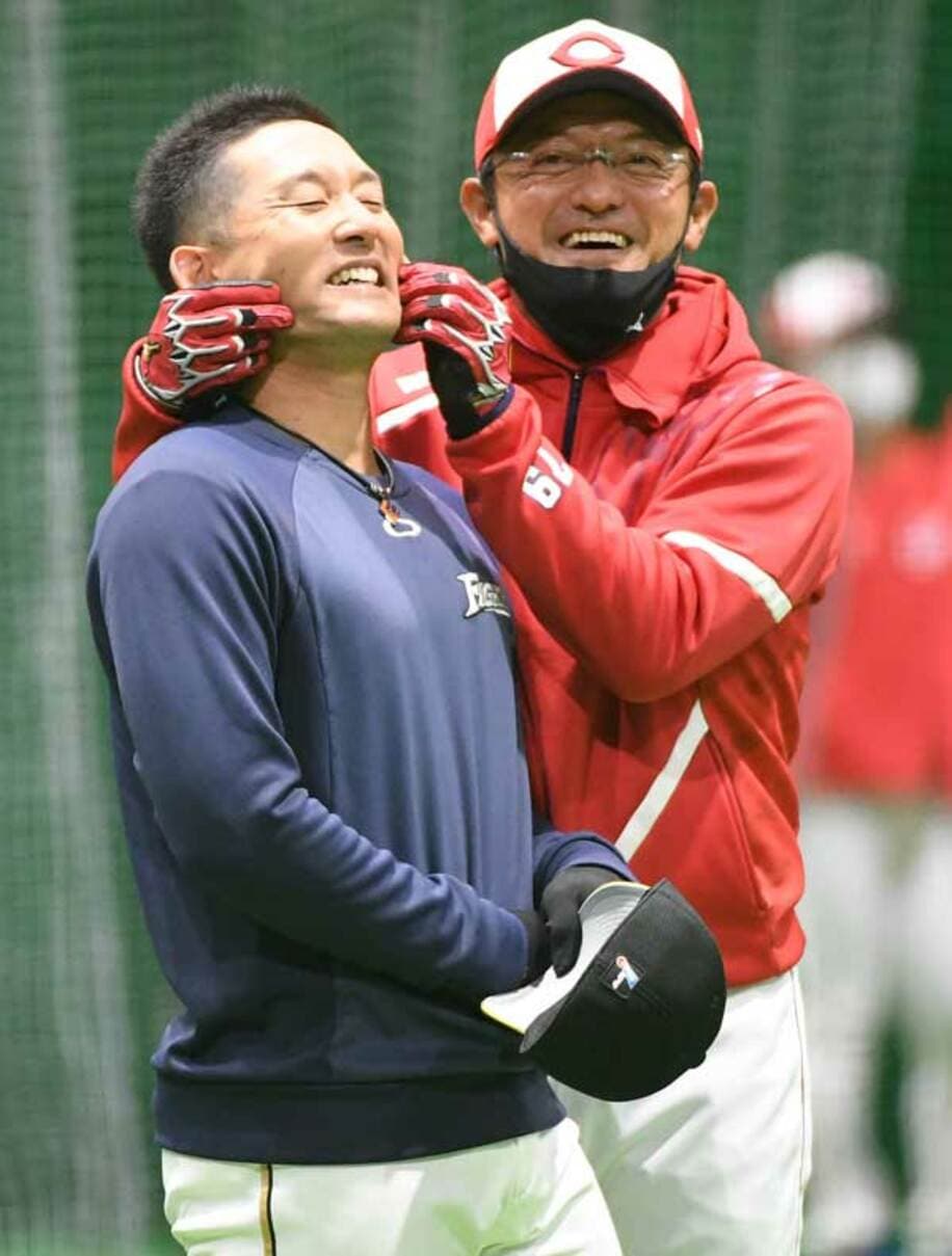  広島・河田ヘッドコーチ（右）が帝京高の後輩・杉谷をつかまえ…