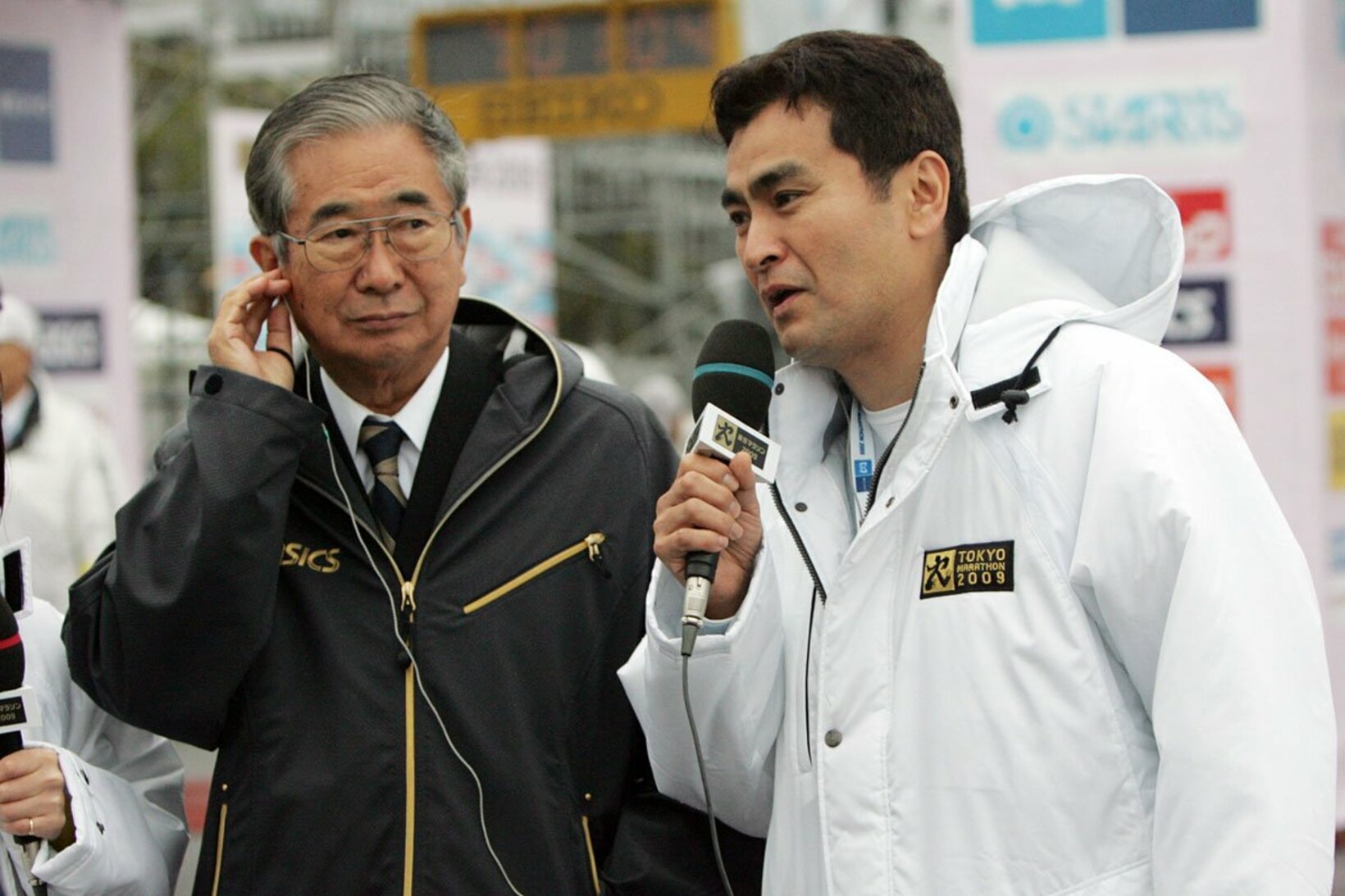 石原良純(右)と父の故石原慎太郎さん（2009年）