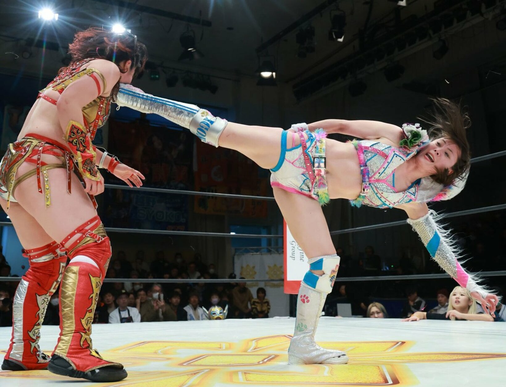 林下詩美（左）に強烈な蹴りを見舞う岩谷麻優