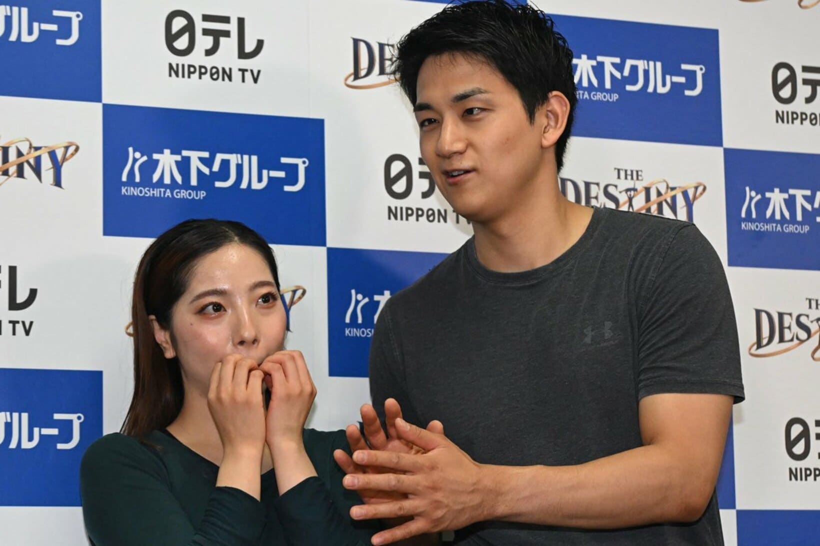 【写真】三浦璃来(左)のネタバレを止める木原龍一