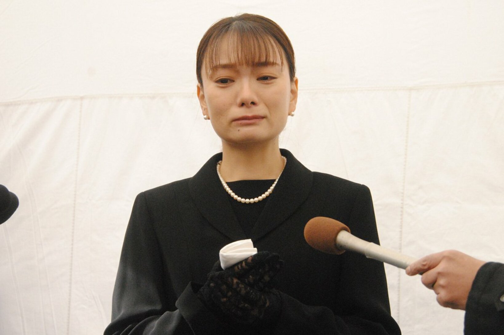 合同葬で涙を流す保田圭