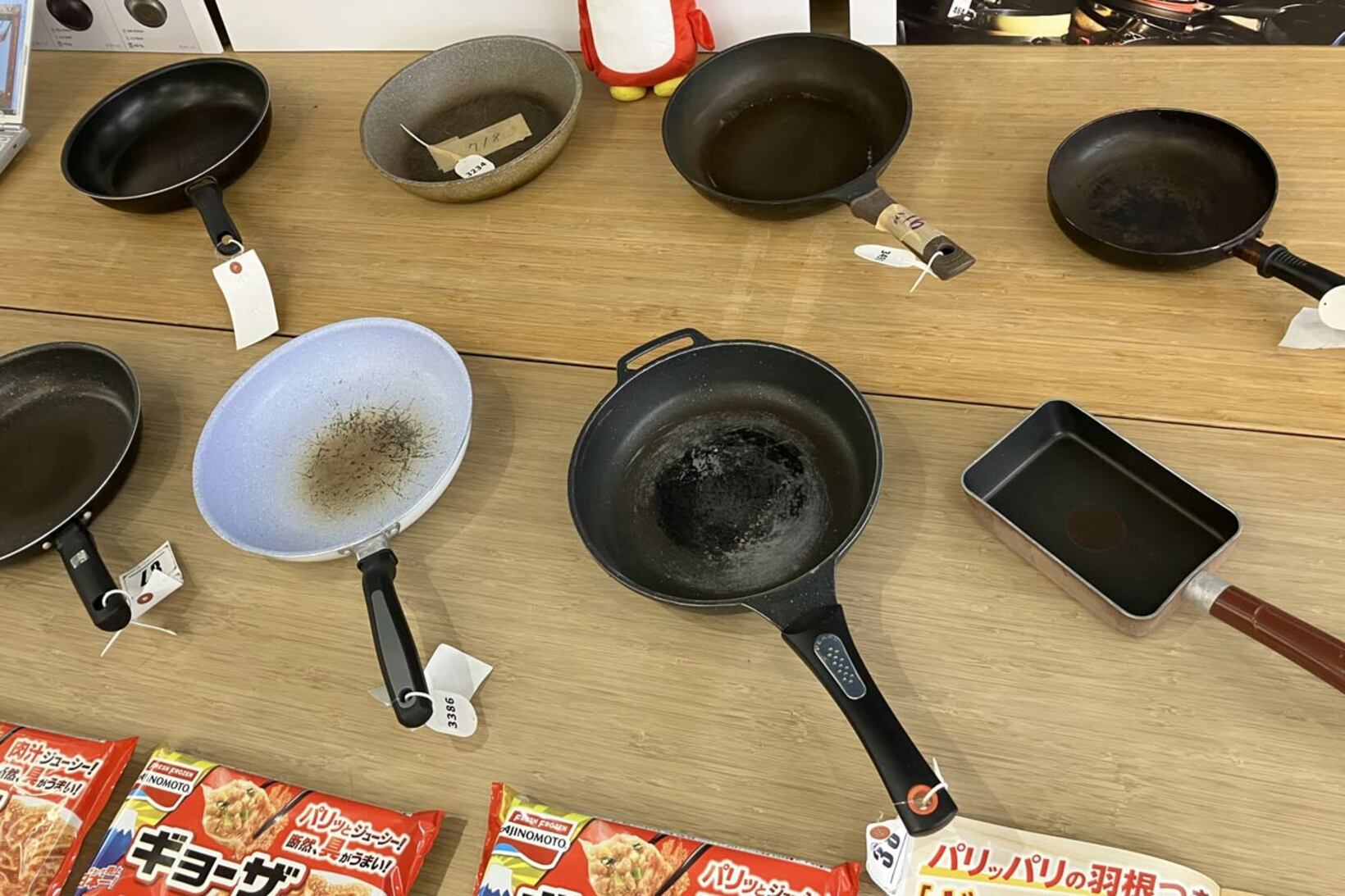 ギョーザが焦げつくフライパンが展示された