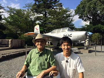 ジャルジャルの後藤淳平（右）と後藤の祖父・堀之内幸男さん