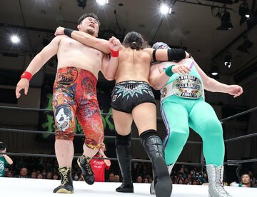 矢野通（左）とスーパー・ササダンゴ・マシの攻撃Ｗラリアットではね返す竹下幸之介