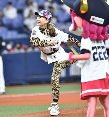  始球式を行ったマダムシンコ（東スポWeb）