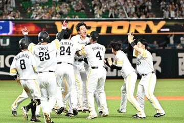 サヨナラ打をナインに祝福されるソフトバンク・柳田（中央）