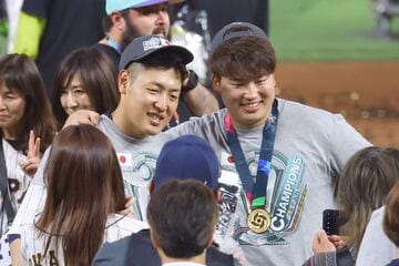 村上と肩を組む岡本