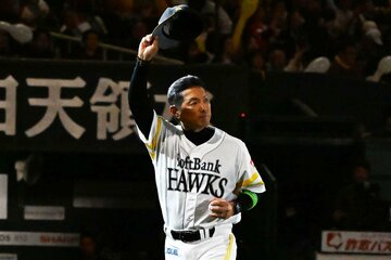 開幕戦に勝利しファンの声援にこたえる小久保裕紀監督