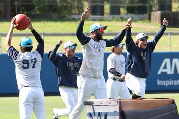 ヤクルトのキャンプメニューで、メディシンボールレースをエンジョイするオスナ＆サンタナチーム