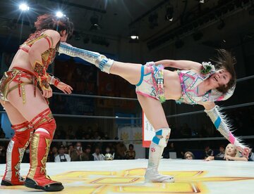 林下詩美（左）に強烈な蹴りを見舞う岩谷麻優