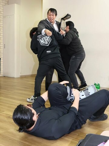 調印式でOZAWA(手前)を突き飛ばした稲村愛輝