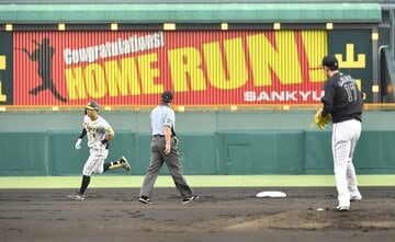  ロッテ・佐々木朗(右)から、いきなり２ランを放った阪神・佐藤輝