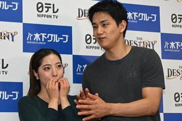 【写真】三浦璃来(左)のネタバレを止める木原龍一