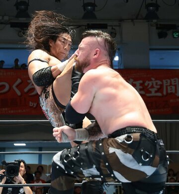 フィンレー（右）を攻める竹下