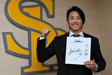 「全試合」と色紙にしたためポーズを決める周東佑京