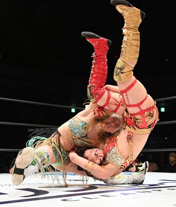  スタークラッシャーで詩美(右)をマットに突き刺す上谷（東スポWeb）