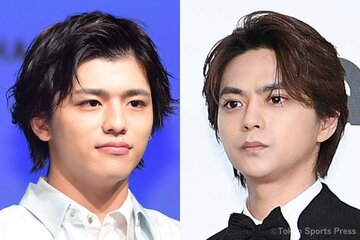timeleszの篠塚大輝(左)と、オリジナルメンバーの佐藤勝利