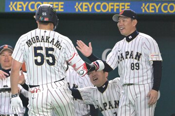 ８回、満塁弾村上宗隆(左)を出迎える侍ジャパン・井端監督