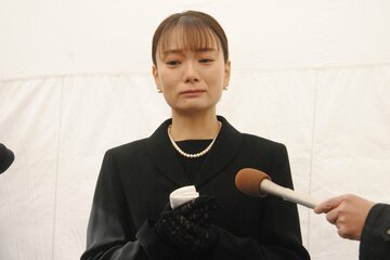 合同葬で涙を流す保田圭