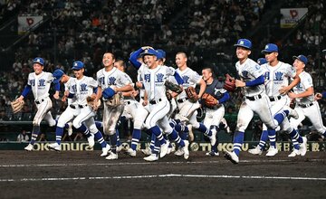 初戦突破を決め、笑顔でアルプスの応援団の元へ駆け出す明豊ナイン