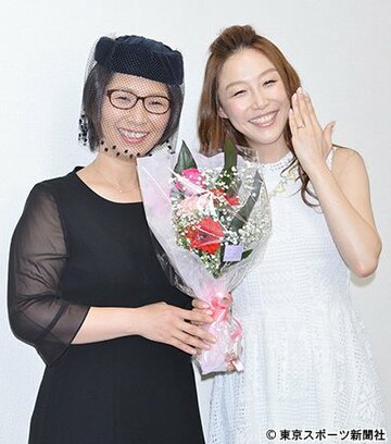 小原正子（左）と祝福に駆けつけたくわばたりえ