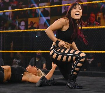  トニーを痛めつけるイオ（-Ｃ2020-WWE,-Inc.-All-Rights-Reserved)