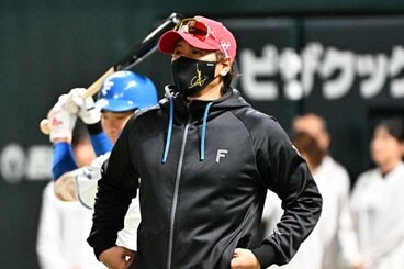 試合前練習を見守る日本ハム・新庄監督