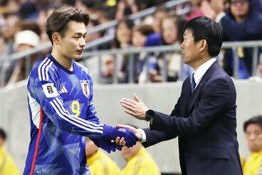 森保監督(右)が指揮する最後の大会に、FW上田綺世は間に合うのか…