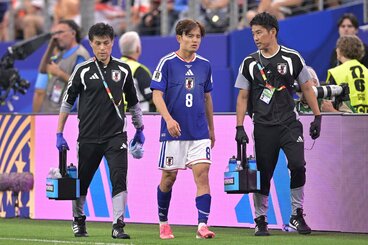 オランダ戦で膝を負傷し交代する久保建英