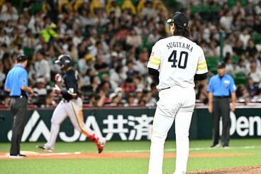 9回、紅林に同点3ランを打たれ肩を落とすソフトバンク・杉山(右)