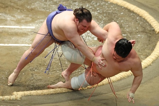 宇良（右）を寄り倒した安青錦