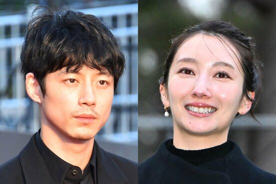坂口健太郎(左)と波瑠