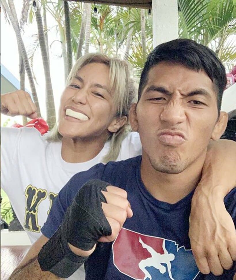  美憂は自身のインスタグラムでアグォンとのツーショットを公開した