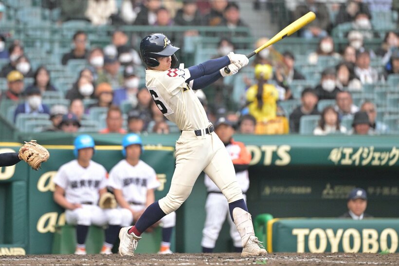 ８回に勝ち越し打を放つ八戸学院光星・菅沼晴斗