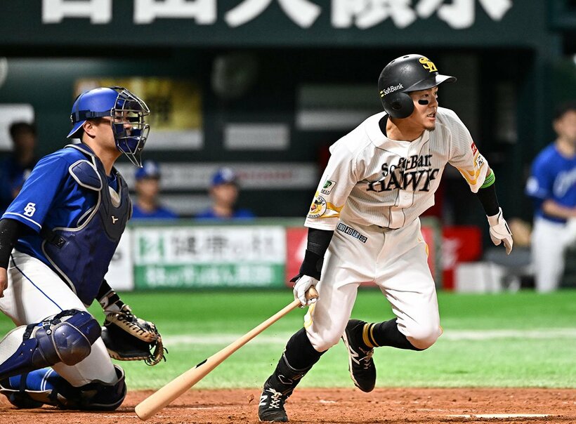 ４回にタイムリーを放ったソフトバンク・牧原大(右)
