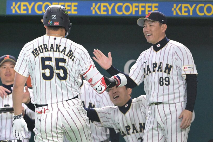 ８回、満塁弾村上宗隆(左)を出迎える侍ジャパン・井端監督