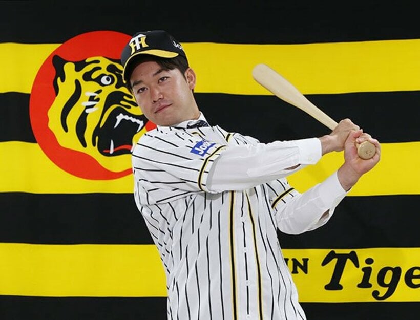  入団会見でポーズをとる阪神の山本(代表撮影)