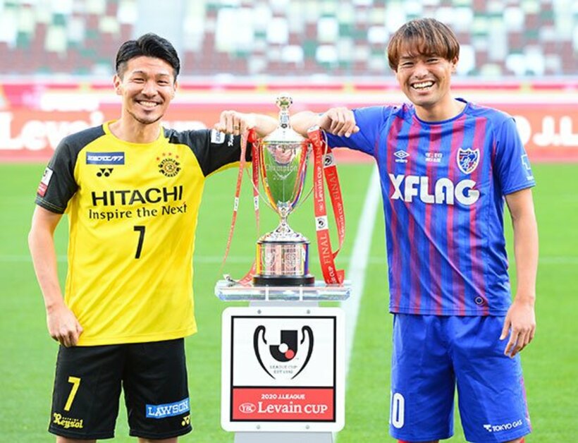  トロフィーを前に笑顔を見せる柏・大谷秀和（左）とFC東京・東慶悟