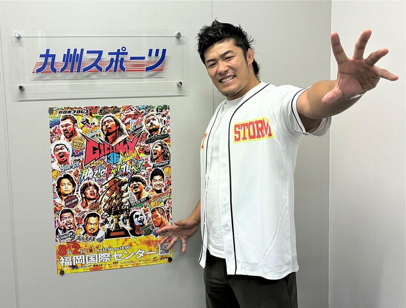 ヒートストームのポーズを決める上村優也