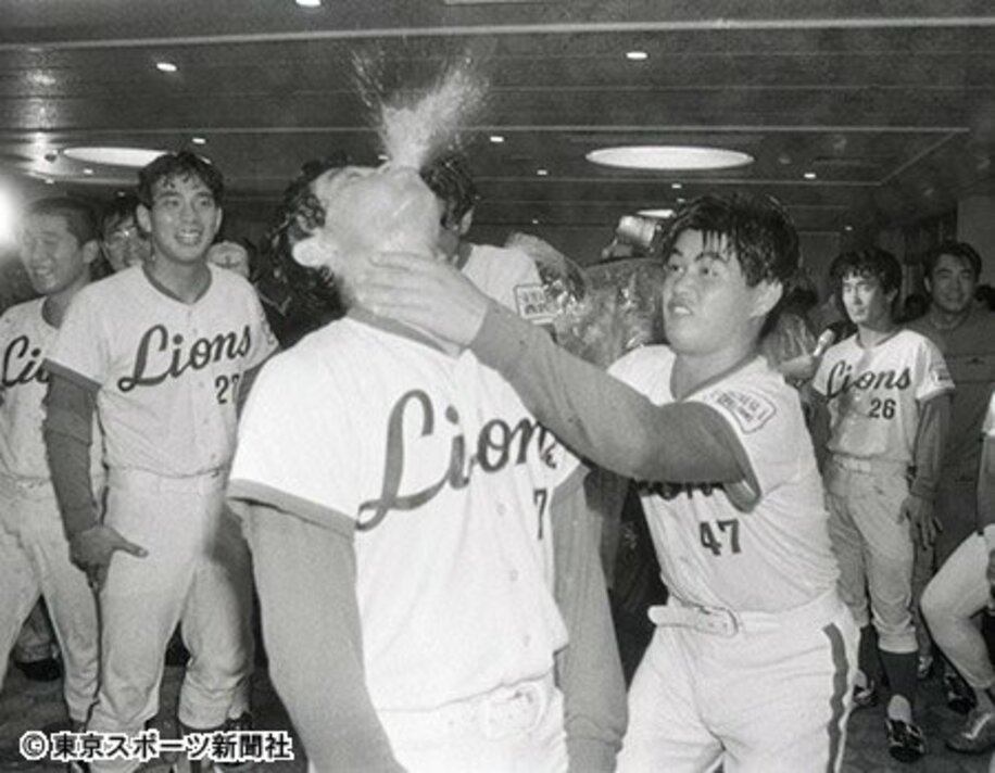  １９８６年、西武優勝祝勝会で石毛宏典（左）の首を押さえる工藤