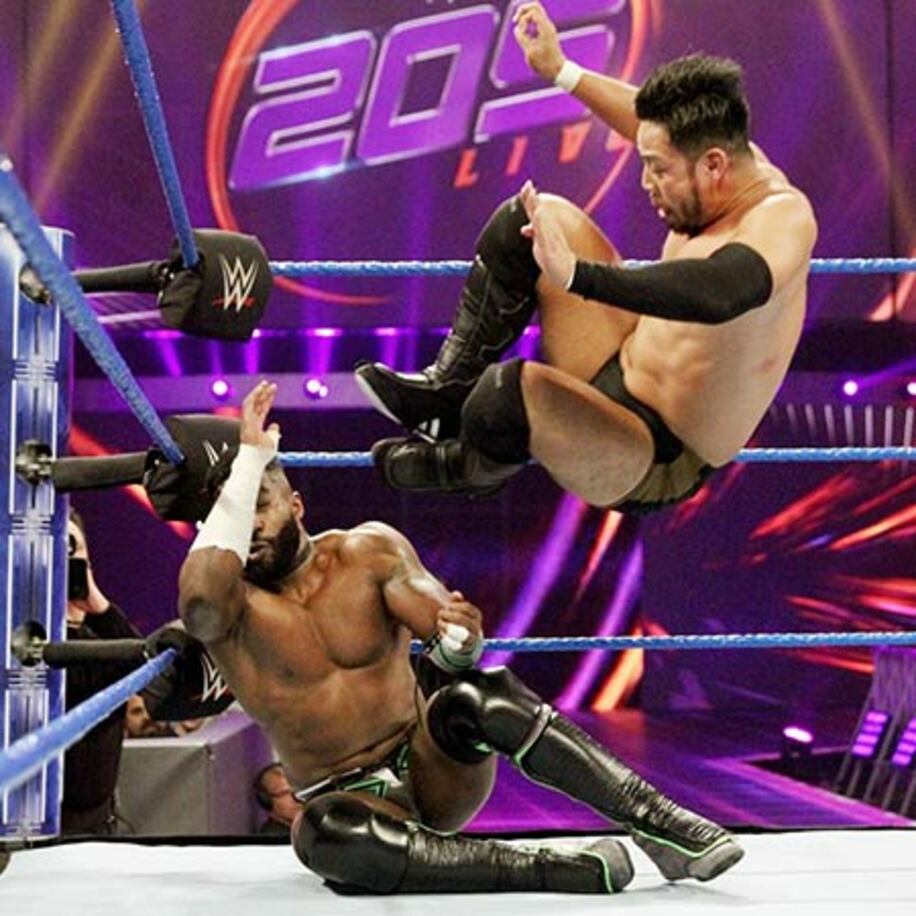  アレクサンダー（左）に串刺しドロップキックを放つイタミ（C）201９　WWE,　Inc.　All　Ｒights　Reserved.