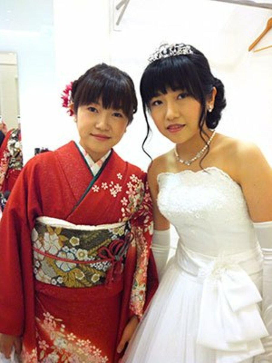 双子の姉・麻美さん（右）の結婚を喜んだ八十岡恵美