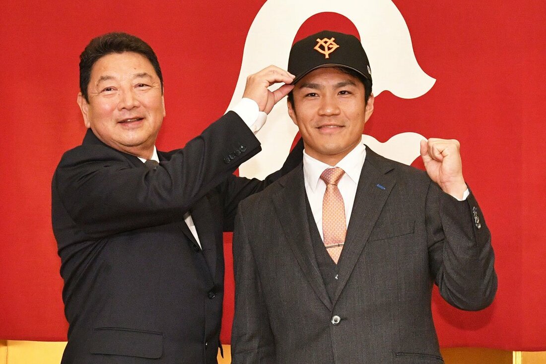 吉村禎章CBO(左)から帽子をかぶせてもらう則本昂大