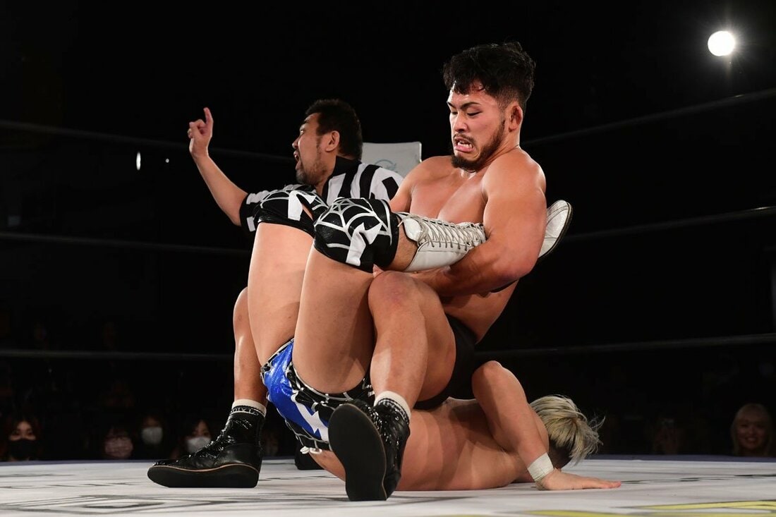 強烈な逆エビで瑠希也(下)にとどめを刺した永井大貴