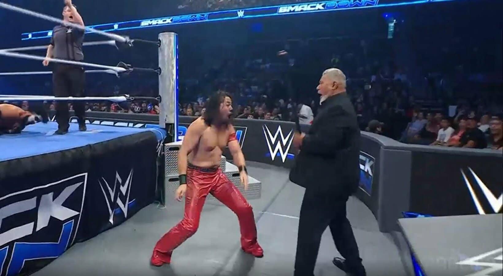場外の中邑真輔(左)を杖で攻撃するキング・ハク（©AbemaTV, Inc.）