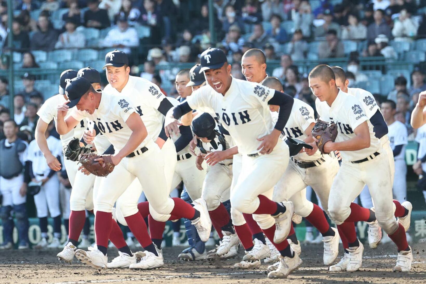 勝利に喜びの大阪桐蔭ナイン