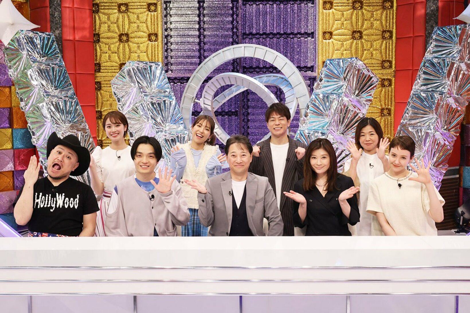 前列左からハリウッドザコシショウ、岡山天音、中居正広、篠原涼子、トリンドル玲奈。後列左から橋本和花子アナ、若槻千夏、陣内智則、大久保佳代子