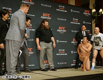ジョシュ（左手前）を笑わせようと“全裸に見えるポーズ”を披露するとにかく明るい安村（右から２人目）