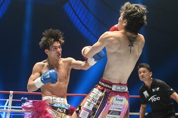 ダウンを奪った横山朋哉（左）