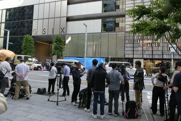 事件発生後、物々しい空気となった東京・銀座の「GINZA SIX」前